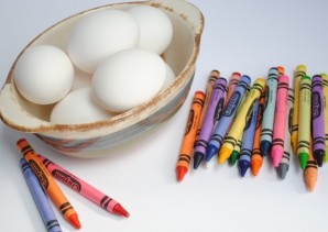 Яйца, крашенные восковыми мелками - фото шаг 1