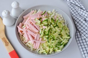 Салат с кукурузой и колбасой - фото шаг 4