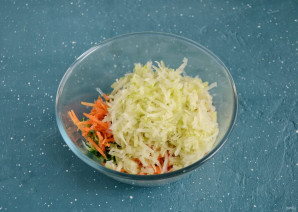 Салат с зеленой редькой и свежим огурцом - фото шаг 4