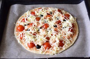 Домашняя пицца с креветками и сыром - фото шаг 10
