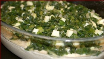 Быстрый (заливной) пирог с зелёным луком и яйцом - фото шаг 3