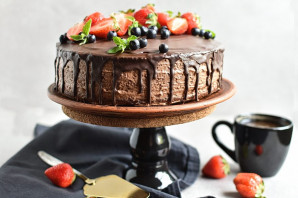 Клубничный торт с шоколадным кремом и глазурью - фото шаг 15