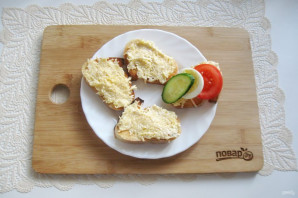 Бутерброды с яйцом и огурцом - фото шаг 7