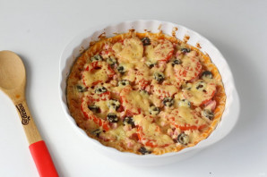 Пицца на слоеном тесте с колбасой - фото шаг 7