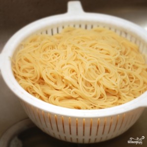 Спагетти с чесноком и маслом - фото шаг 1