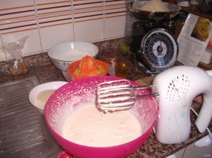 Простой рецепт бисквитного пирога - фото шаг 1