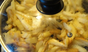 Картошка с луком на сковороде - фото шаг 6