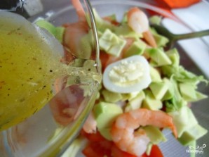 Салат из авокадо с креветками и яйцом - фото шаг 5
