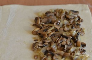 Слоеный пирог с грибами - фото шаг 3