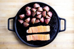 Красная рыба с картошкой в духовке - фото шаг 4