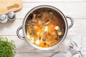 Постный грибной суп из замороженных грибов - фото шаг 8