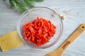 Салат с перцем, помидорами и крабовыми палочками - фото шаг 3