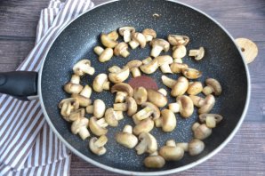 Мясо с грибами в горшочках - фото шаг 7