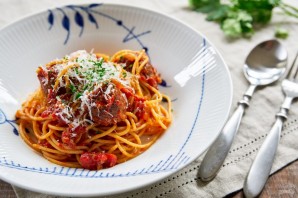 Спагетти с мясными шариками в томатном соусе - фото шаг 8