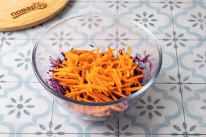 Салат из краснокочанной капусты и моркови - фото шаг 3