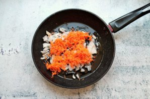 Печень индейки с морковью и луком в сметане - фото шаг 3