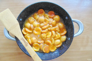 Жареное варенье из абрикосов на сковороде - фото шаг 7