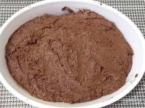 Шоколадный пирог с конфетами - фото шаг 7