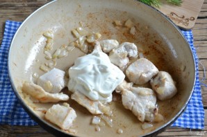 Куриная грудка в соусе на сковороде - фото шаг 5