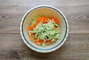 Салат из редьки, моркови и огурца - фото шаг 4