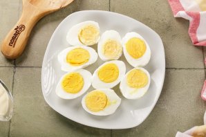 Яйца, фаршированные сыром и чесноком - фото шаг 2