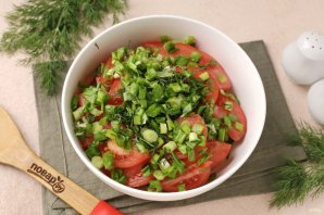 Салат из помидоров с огурцом и луком - фото шаг 4