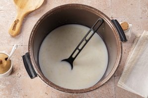 Каша манная в мультиварке - фото шаг 4