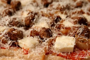 Пицца с фрикадельками, луком и петрушкой - фото шаг 2