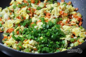Рис с жареными овощами и яйцом - фото шаг 7