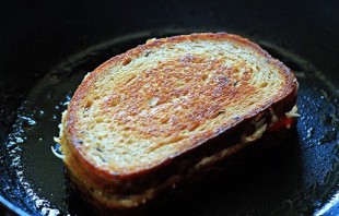 Бутерброды с сыром на сковороде - фото шаг 11
