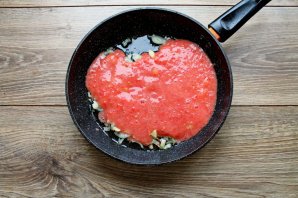 Сосиски на сковороде тушеные в томатном соусе - фото шаг 4