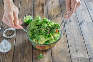 Салат из авокадо с лаймом - фото шаг 7