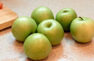 Шарлотка с орехами и яблоками - фото шаг 1
