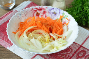 Морковь по-корейски с луком - фото шаг 6