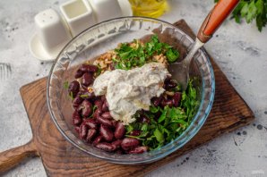 Салат с курицей, фасолью и грецкими орехами - фото шаг 7