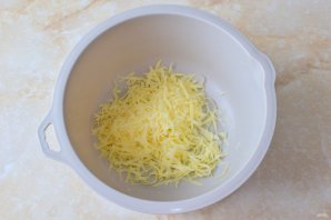 Рулетики с сыром и чесноком - фото шаг 3