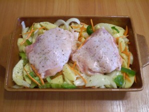 Куриные бедра с картошкой в духовке - фото шаг 4