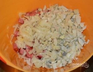 Салат с кукурузой и колбасой - фото шаг 5