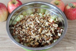 Слоеный пирог с яблоками, изюмом и орехами - фото шаг 4