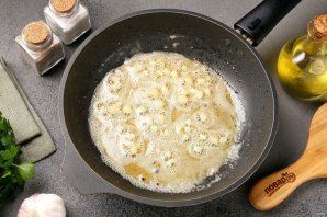 Курица в молочно-чесночном соусе на сковороде - фото шаг 4