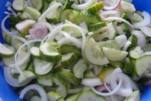 Салат из огурцов на зиму без закатки - фото шаг 3
