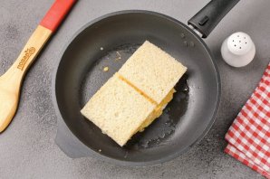 Сэндвич с сыром и яйцом - фото шаг 5