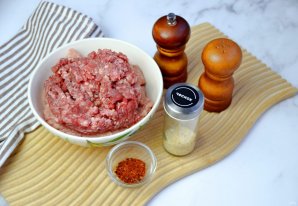 Рулет из фарша с яйцом - фото шаг 2