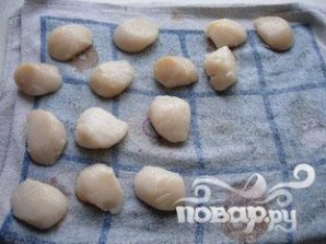 Морские гребешки с фондю из лука-порея - фото шаг 1
