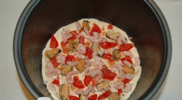 Пицца с креветками в мультиварке - фото шаг 5