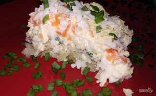 Салат из рыбных консерв и плавленого сырка - фото шаг 9