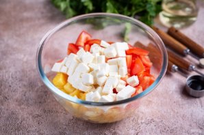 Салат с сыром, ананасом и помидорами - фото шаг 6