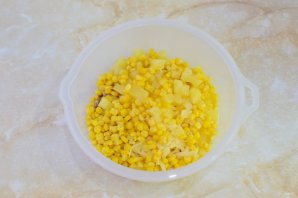 Салат с копченой курицей, ананасом, сыром и кукурузой - фото шаг 6