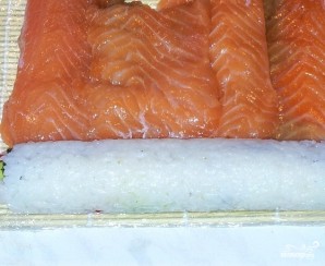 Роллы с лососем - фото шаг 4