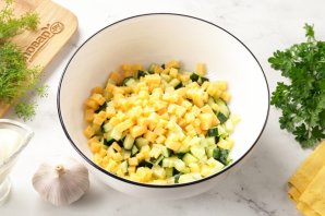 Салат с яйцом, сыром, кукурузой и огурцом - фото шаг 3